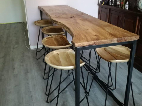 Houten bartafel en barkrukken voor hotel of restaurant
